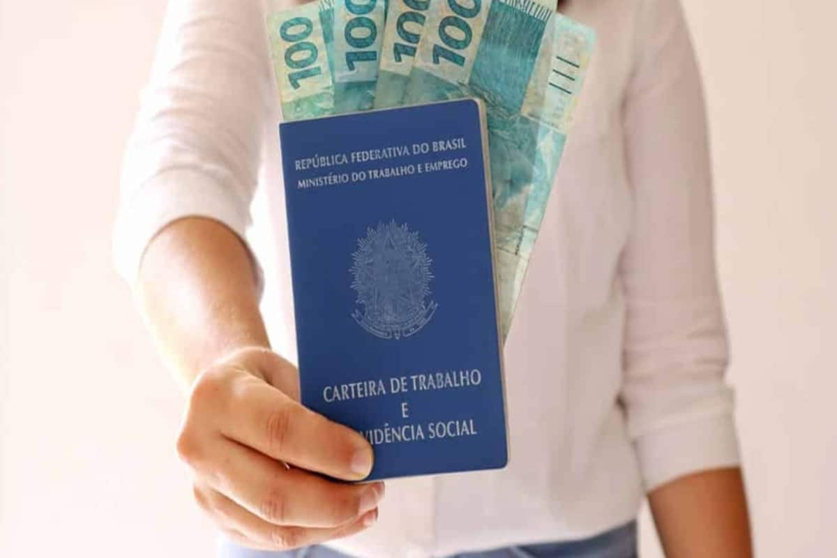 Quem trabalha com carteira assinada tem direito ao Bolsa Família